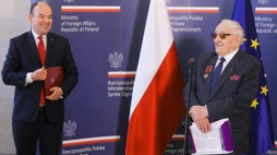 Karol Tendera (P) odebrał z rąk wiceszefa MSZ Jana Dziedziczaka odznakę „Bene Merito”. Fot. PAP/P. Supernak 