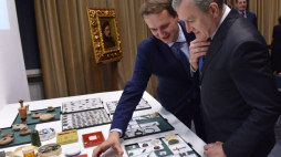Min. kultury Piotr Gliński (P), dyr. MNK Andrzej Betlej oglądają kolekcję żołnierzy gen. Andersa. Fot. PAP/J. Bednarczyk
