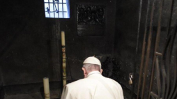 Papież modli się w celi męczeńskiej śmierci o. Maksymiliana Kolbego w Auschwitz. Fot.PAP/EPA/Osservatore Romano