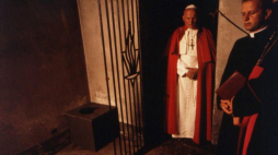 Papież Jan Paweł II w celi o. Kolbego na terenie b. niemieckiego obozu Auschwitz. 07.06.1979. Fot. PAP/J. Morek 