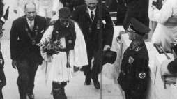 Zwycięzca maratonu I nowożytnych IO w 1896 r. Grek Spyridon Luis w drodze do Adolfa Hitlera. Berlin, 1936. Fot. NAC