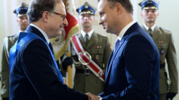 Prezydent Andrzej Duda odznacza Alexandra Vershbowa (L) Krzyżem Wielkim Orderu Zasługi RP. Fot. PAP/J. Turczyk 