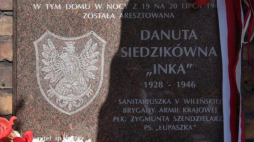 Tablica pamiątkowa poświęcona Danucie Siedzikównie „Inkce” przy ul. Wróblewskiego w Gdańsku. Fot. PAP/R. Jocher 