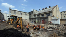 Prace poszukiwawcze na terenie Aresztu Śledczego przy ul. Rakowieckiej w Warszawie. 26.07.2016. Fot. PAP/T. Gzell