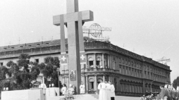 Jan Paweł II na Pl. Zwycięstwa w Warszawie 1979 r. Fot. PAP/M. Broniarek
