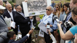 Naczelny rabin Polski Michael Schudrich (3L) i ocalony dzięki polskiej rodzinie Icchak Lewin (4P) Fot. PAP/A. Reszko