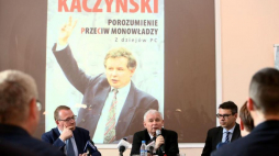 Jarosław Kaczyński (C) podczas spotkania autorskiego nt. książki „Porozumienie przeciw monowładzy”. Fot. PAP/L.Szymański