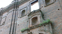 Ruiny kościoła w Kisielinie, gdzie 11 VII 1943 r. ukraińscy nacjonaliści zamordowali ok. 90 Polaków. Fot. PAP/J. Turczyk