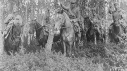 Mjr Andrzej Galica wydaje rozkazy -Wołyń, 1916 zdjęcie wykonane w okresie bitwy pod Kostiuchnówką. Fot. NAC