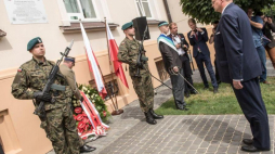 Jan Józef Kasprzyk podczas uroczystości odsłonięcia tablicy poświęconej płk. Ryszardowi Kuklińskiemu. Fot.PAP/T.Koryszko