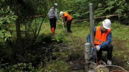 Badacze wykonują kolejny odwiert w stropie bunkra w Mamerkach. Fot. PAP/T. Waszczuk