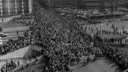 Marsz głodowy kobiet przy ulicy Piotrkowskiej. Łódź, 1981-07-30. Fot. PAP/CAF/A. Zbraniecki