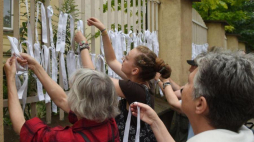 Marsz Pamięci w 74. rocznicę likwidacji getta przed budynkiem d. szpitala przy ul. Siennej. Fot. PAP/R. Pietruszka