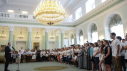 Min. Kwiatkowski podczas spotkania z bp. Lechowiczem i uczestnikami Kongresu Młodzieży Polonijnej. Fot. PAP/J. Kamiński 