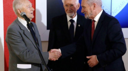 Prezes ŚZŻAK mjr Leszek Żukowski (C), płk Zbigniew Zaborowski, szef MON Antoni Macierewicz. 25.7.2016. Fot. PAP/T. Gzell