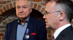 Bursztynnik Lucjan Myrta (L) odebrał z rąk wiceministra kultury Jarosława Sellina medal Gloria Artis. Fot.PAP/P. Wittman