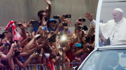 Papież Franciszek w papamobile. Kraków, 27.07.2016. Fot. PAP/P. Supernak