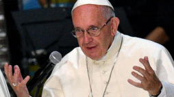 Papież Franciszek podczas spotkania w krakowskiej Tauron Arenie z wolontariuszami ŚDM. Fot. PAP/M. Kulczyński 