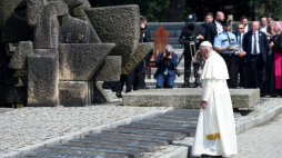 Papież Franciszek modli się przy pomniku upamiętniającym ofiary Auschwitz. Fot. PAP/J. Turczyk 
