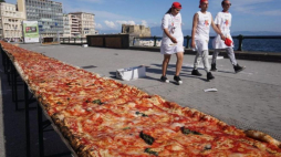 Ogromna pizza neapolitańska. Fot. PAP/EPA