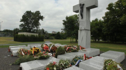 Pomnik poświęcony Ofiarom Zbrodni Wołyńskiej na Skwerze Wołyńskim w Warszawie. Fot. PAP/R. Pietruszka