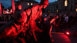 Uroczystości 72. rocznicy wybuchu Powstania Warszawskiego przed pomnikiem Powstania Warszawskiego. Fot. PAP/B. Zborowski