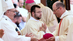 Papież Franciszek i prymas abp Wojciech Polak w trakcie mszy św. na jasnogórskich błoniach. Fot. PAP/R. Piertuszka