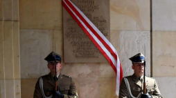 Uroczystość odsłonięcia tablicy upamiętniającej Andrzeja Przewoźnika na  gmachu Min. Rozwoju. Fot. PAP/R. Pietruszka 