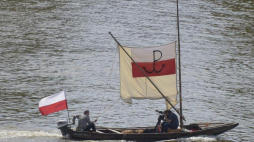 Rejs po Wiśle w Godzinę „W” w 71. rocznicę wybuchu powstania warszawskiego. Warszawa, 01.08.2015. Fot. PAP/A. Rybczyński