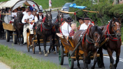Korowód zespołów biorących udział w imprezie inauguruje 47. Sabałowe Bajania w Bukowinie Tatrzańskiej. Fot. PAP/G. Momot