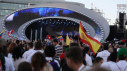 Pielgrzymi podczas koncertu „Wiara. Nadzieja. Miłość” na placu Piłsudskiego w Warszawie. Fot. PAP/T. Gzell