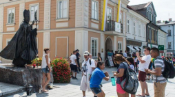 Pielgrzymi przybyli na ŚDM przed Domem Rodzinnym Jana Pawła II w Wadowicach. 25.07.2016. Fot. PAP/M. Kulczyński 