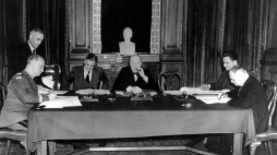 Podpisanie układu Sikorski-Majski w Londynie. 30.07.1941. Źródło: NAC