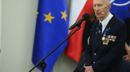 Ppłk Zdzisław Bernard Skarbek odznaczony Krzyżem Oficerskim Orderu Zasługi Rzeczypospolitej Polskiej. Fot. PAP/R. Guz 