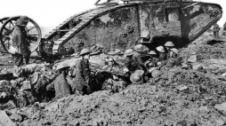 Brytyjski czołg Mark I w pobliżu Thiepval. 25.09.1916. Źródło: Wikimedia Commons/ Imperial War Museums