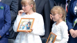 Marysia i Asia Niemczak w trakcie wizyty papieża Franciszka w b. niemieckim obozie Auschwitz. Fot. PAP/D. Delmanowicz 