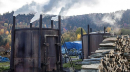 Wypalanie węgla drzewnego w Bieszczadach. Fot. PAP/J. Ochoński
