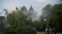 Strażacy gaszą pożar dachu zabytkowej willi Reinholda Richtera w Łodzi. Fot. PAP/G. Michałowski 