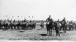 Oddział rozpoznawczy Komendanta Okręgu AK Wilno, kilka dni przed wyruszeniem do walki o Wilno.06.1944. Fot. Archiwum IPN