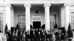 Prezydent RP Ignacy Mościcki przed gmachem Związku Ziemian. 1929 r. Fot. NAC