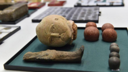 Kolekcja monet, zabytków i pamiątek żołnierzy 2 Korpusu przekazana Muzeum Narodowemu w Krakowie. Fot. PAP/J. Bednarczyk 