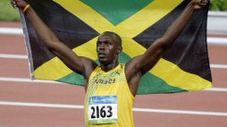 Usain Bolt fetuje ustanowienie rekordu świata w biegu na 100 m i zdobycie złotego medalu. IO Pekin 2008. Fot. PAP/EPA