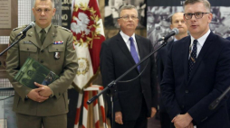 Podsekretarz stanu w MON prof. W. Fałkowski (C), płk W. Kaliszczak (L) i dyr. WBH prof. Sławomir Cenckiewicz. Fot. PAP