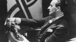 Mistrz fryzjerski Antoni Cierplikowski w swojej pracowni w Paryżu tworzy fryzurę dla jednej z gwiazd. 1933 r. Fot. NAC