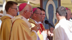 Suma pontyfikalna pod przewodn. abp. Wojciecha Polaka (C). Obchody święta Matki Bożej Częstochowskiej. Fot. PAP/W. Deska
