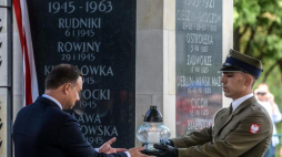 Prezydent Andrzej Duda odsłania tablicę poświęconą "Żołnierzom Wyklętym". Fot. PAP/J. Kamiński 