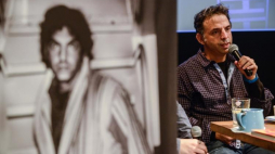 Izraelski pisarz Etgar Keret na konf. prasowej w Warszawie 2014 r. Fot. PAP/J. Kamiński