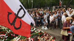 Godzina "W" przed pomnikiem Gloria Victis na Wojskowych Powązkach. Fot. PAP/B. Zborowski