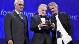 Jerzy Skolimowski, szef weneckiego Biennale Paolo Baratta i Jeremy Irons. Wenecja, 31.08.2016. Fot. PAP/EPA
