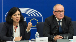 Komisarz ds. sprawiedliwości Vera Jourova i wiceszef KE Frans Timmermans. Fot. PAP/EPA